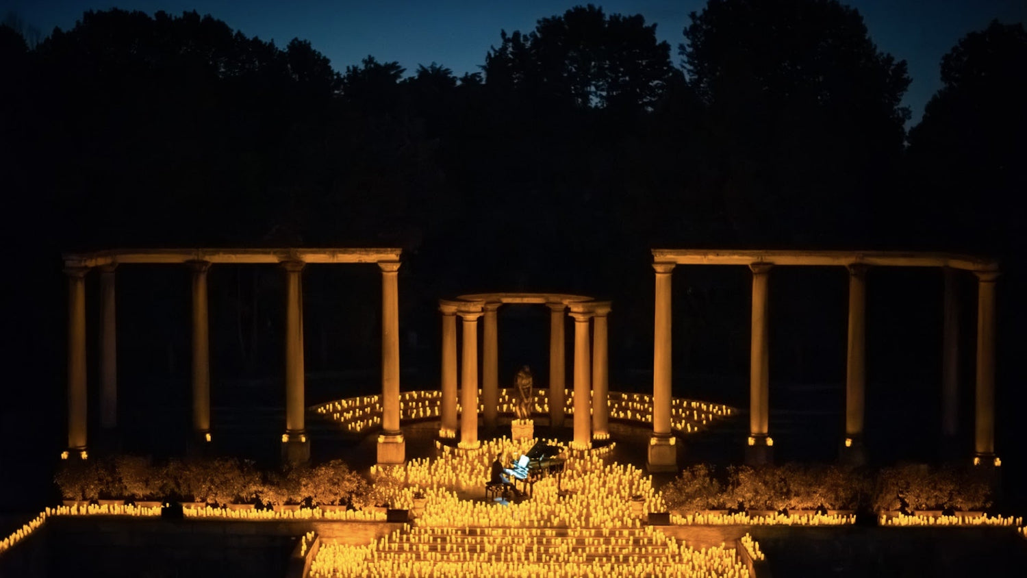 Piano sur une scène éclairée à la bougie