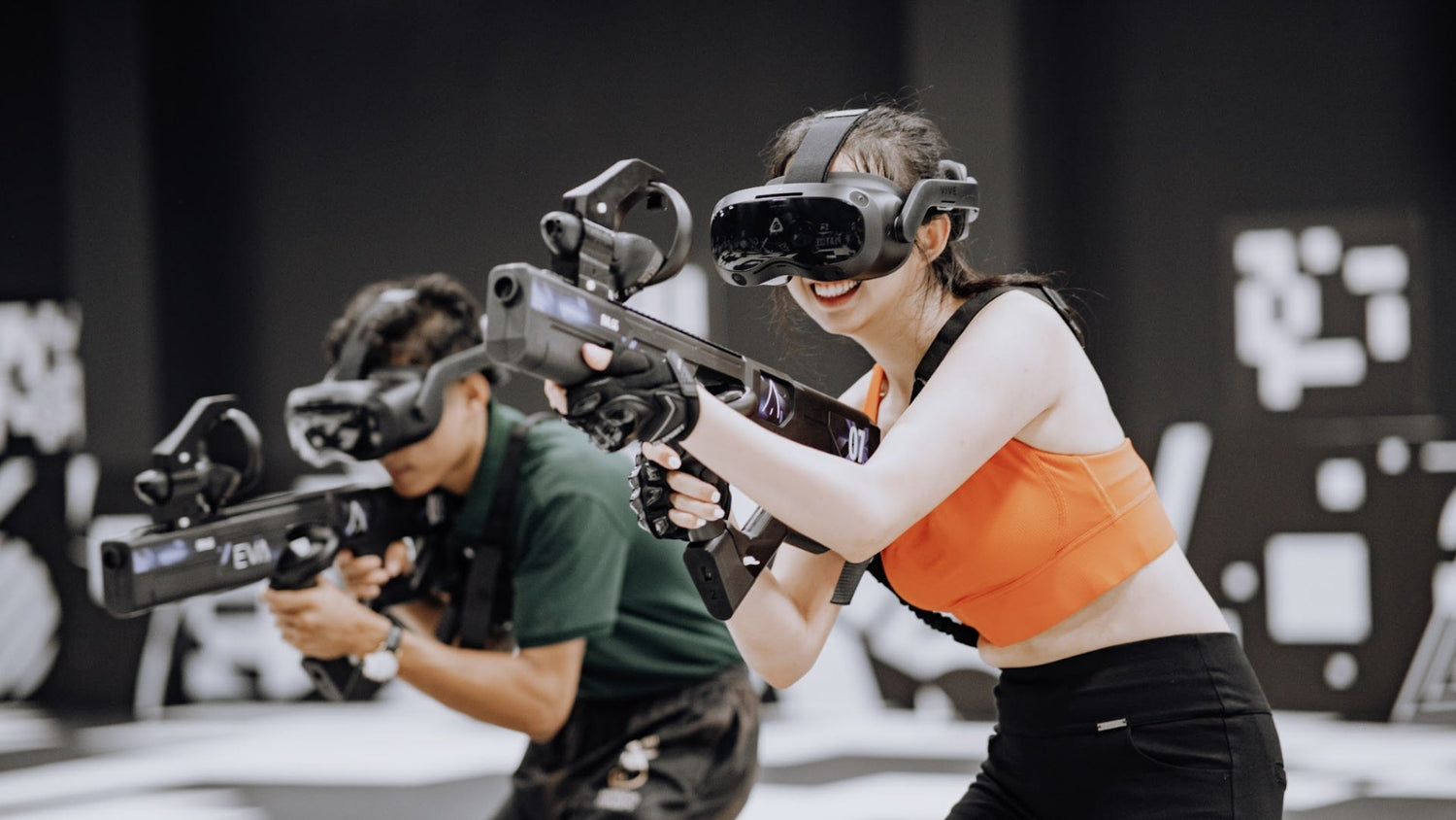 Deux personnes jouant en réalité virtuelle