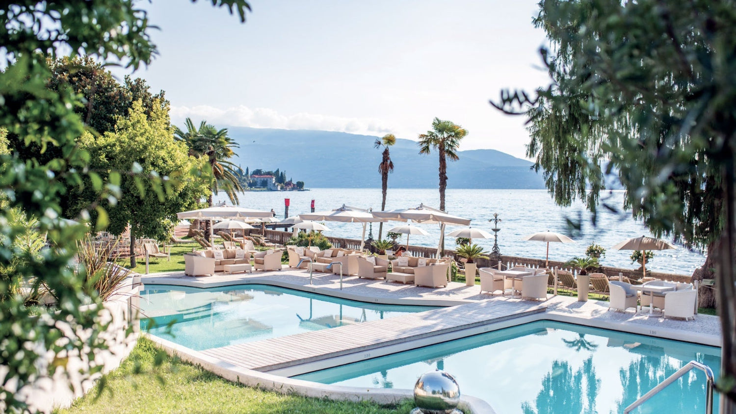 Piscine luxueuse devant un lac