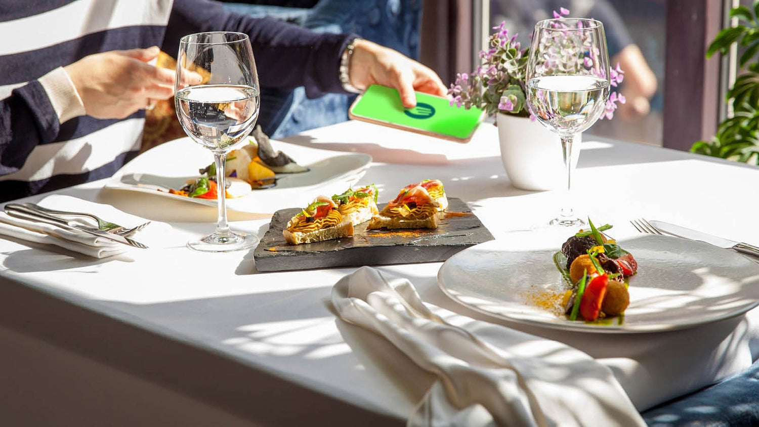 Quelqu'un qui déjeune sur une table